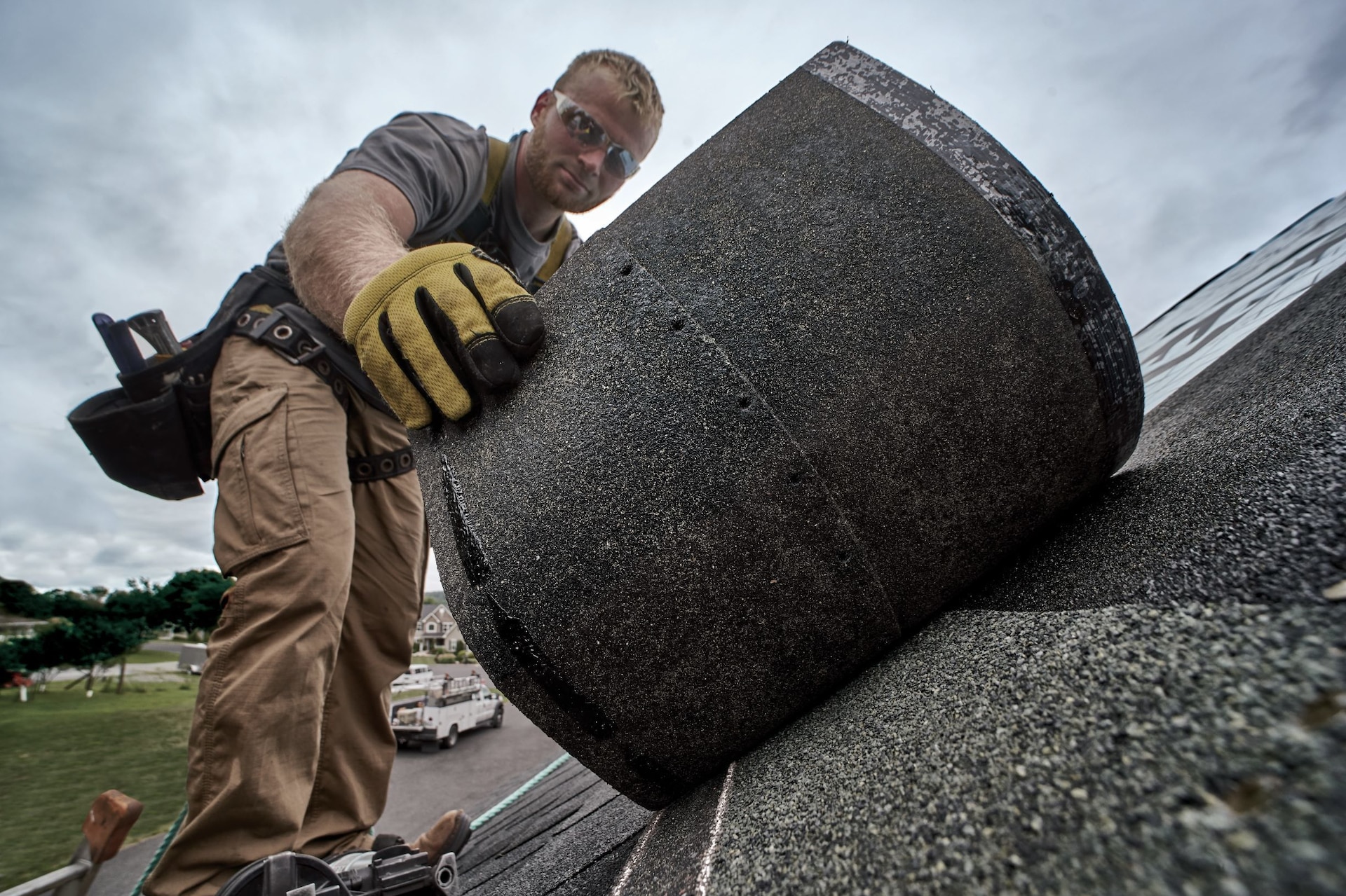 A roofer installing Timberline® HDZ™ shingles