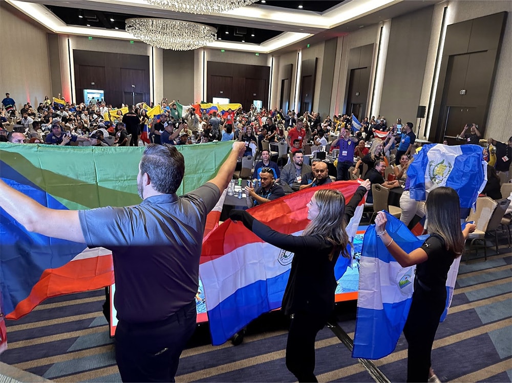 latinos in roofing atendees show pride Latinos in Roofing Atendees Show Pride