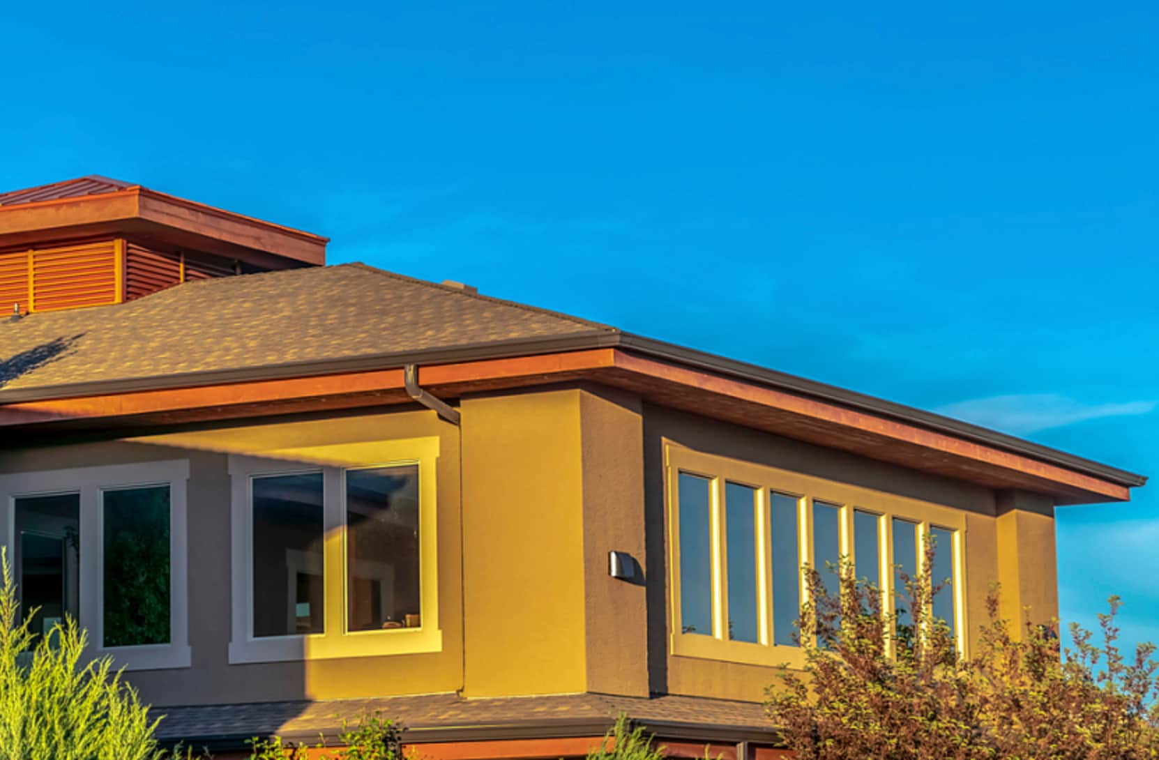 hip_roof_blue_sky Hip roof with blue sky