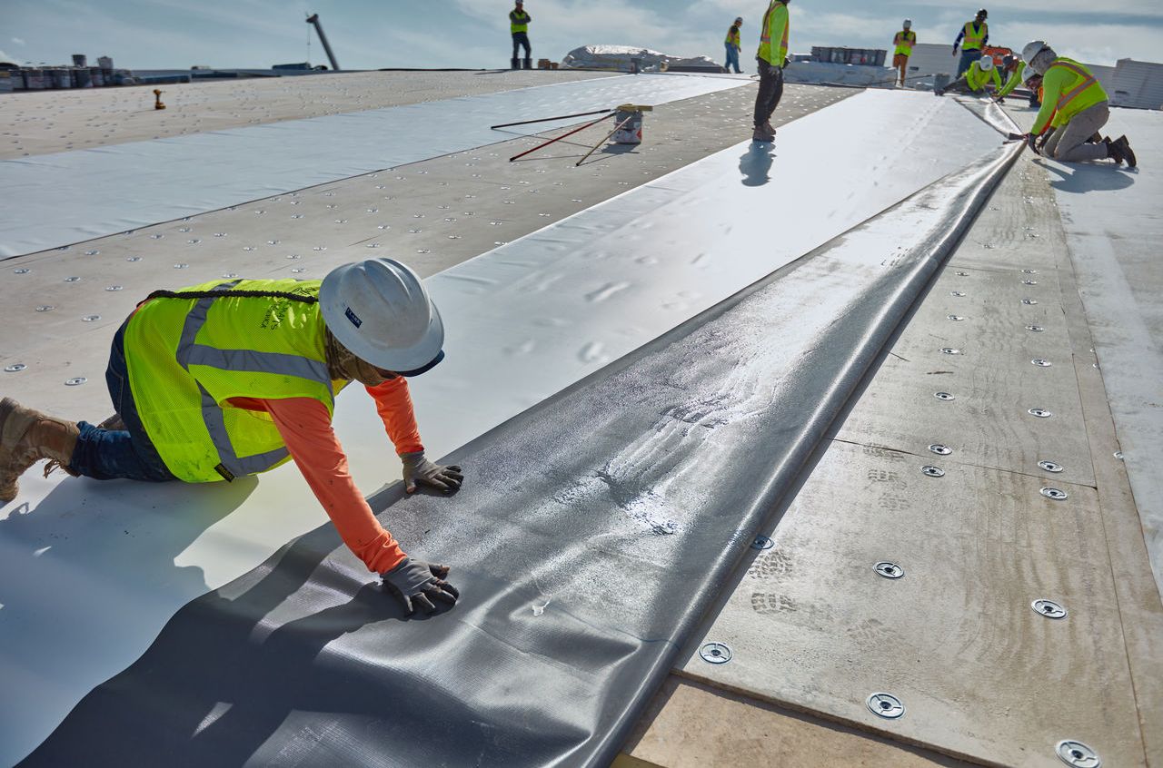 Both GAF PVC and PVC KEE utilize a polyester scrim, which gives the membrane enhanced puncture resistance, tear strength and flexibility.