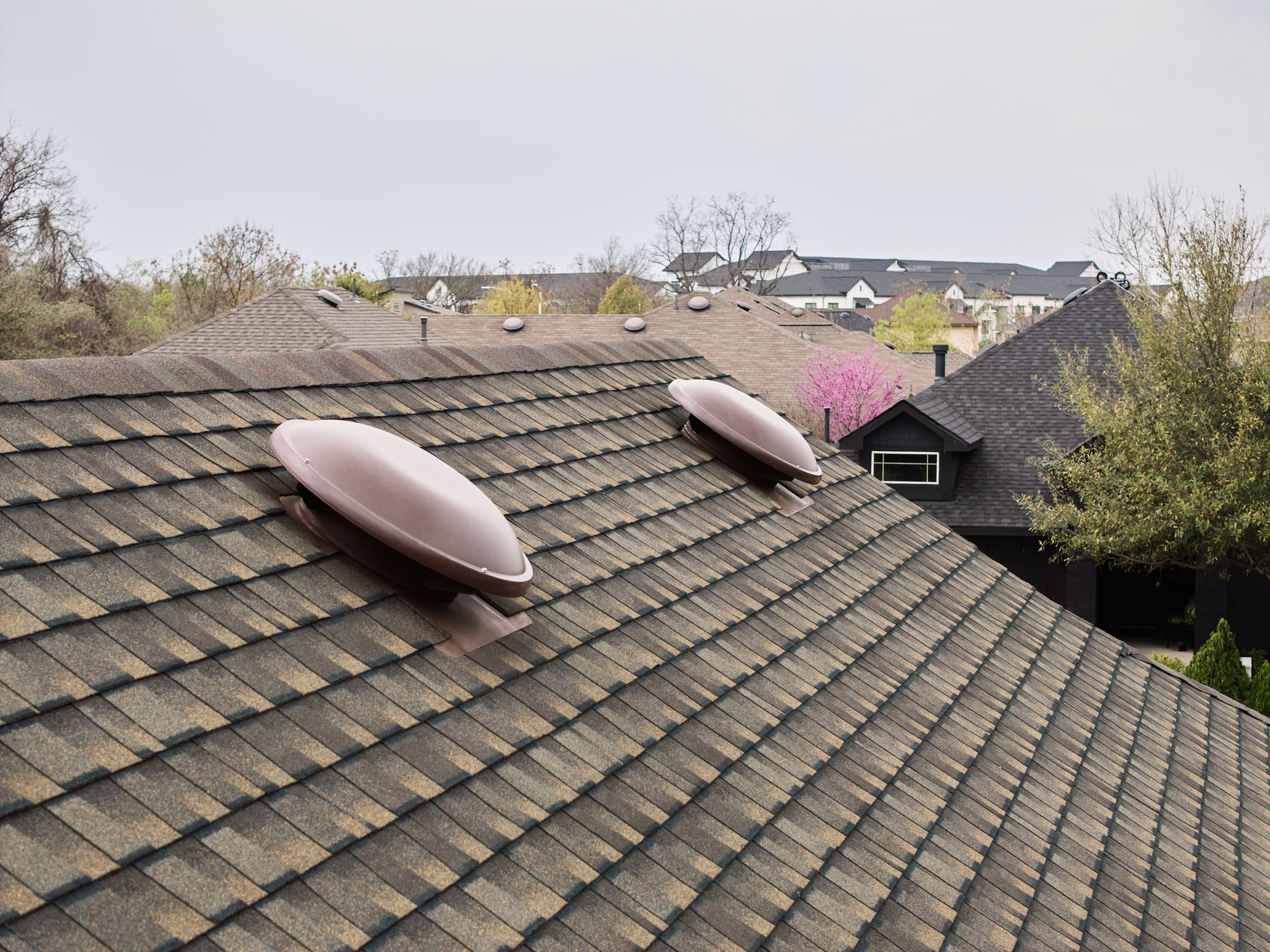 0dfb688c-5c77-4e13-b46e-aca093fb6149 In addition to the impact resistance, GAF Timberline UHDZ® features additional properties that stand up to severe Texas weather.